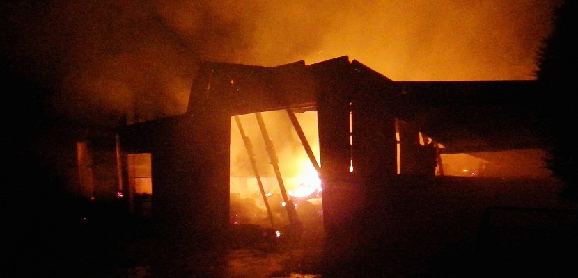 Mandeville-en-Bessin. Un hangar agricole en feu près de Trévières : le toit s'effondre