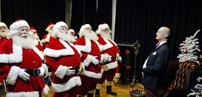 A Londres, une école enseigne aux pères Noël l'art d'être "magiques"