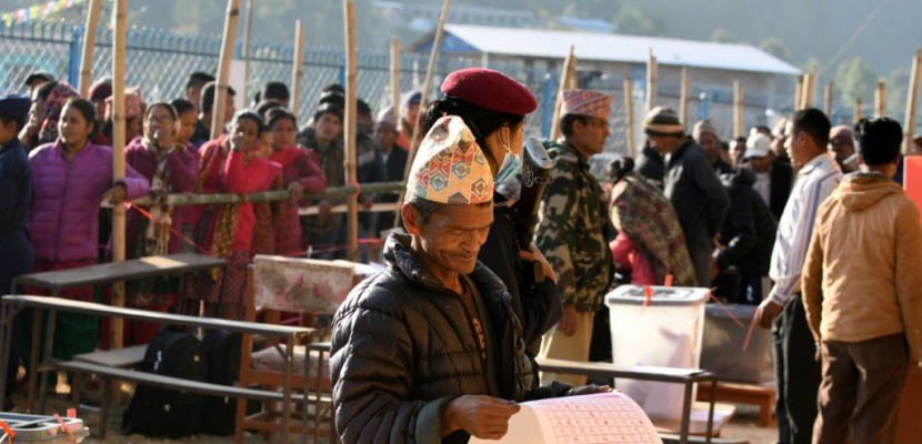Parfois à pied ou dans la neige, les Népalais votent pour retrouver la stabilité
