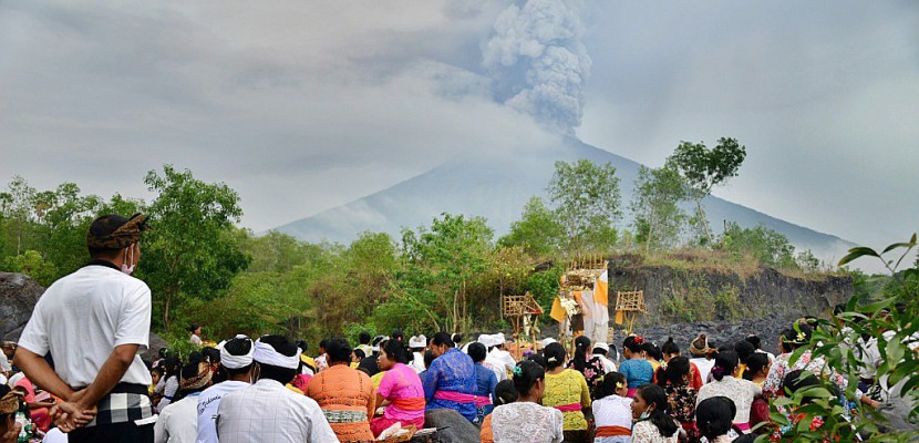 Bali: des milliers d'habitants fuient la menace du volcan Agung