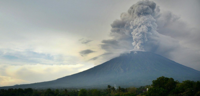 Bali: le volcan crache des cendres et l'aéroport reste fermé