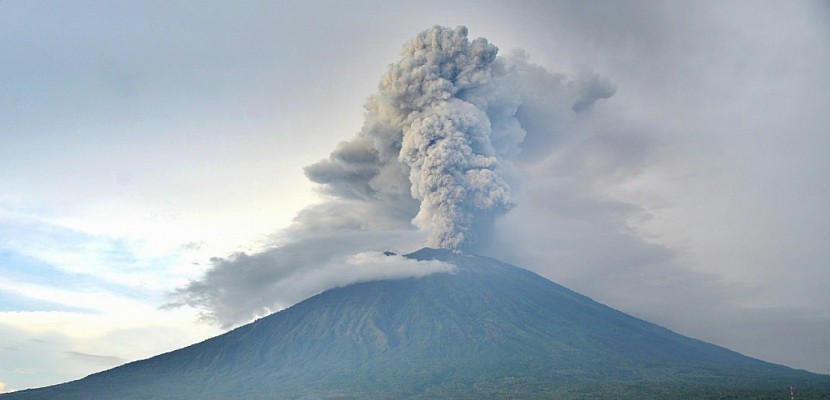 Menace volcanique à Bali: les centres d'urgence et les hôtels se remplissent