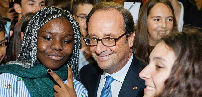 Un an après son renoncement, Hollande veut maintenir le lien avec les Français