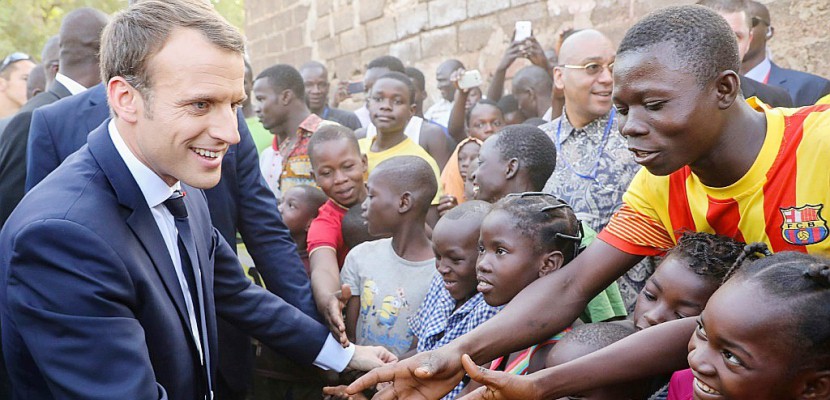 Macron dit "bye bye à la Françafrique" sur le papier selon la presse