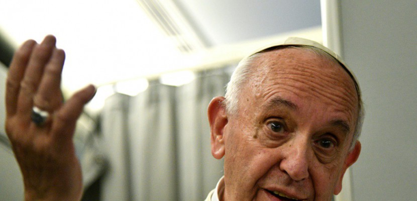 Le pape François dit avoir "pleuré" en rencontrant les Rohingyas