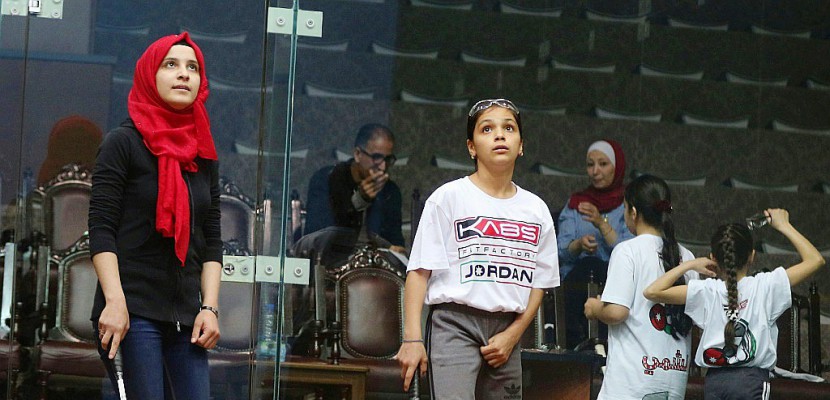 Loin de la guerre, de jeunes réfugiées syriennes se libèrent au squash