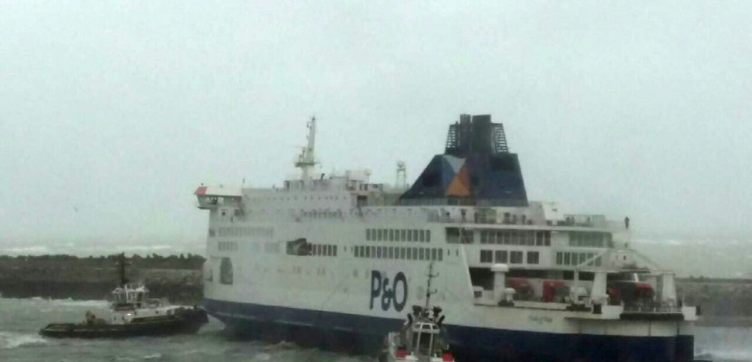 Port de Calais: un ferry transportant 300 personnes s'échoue