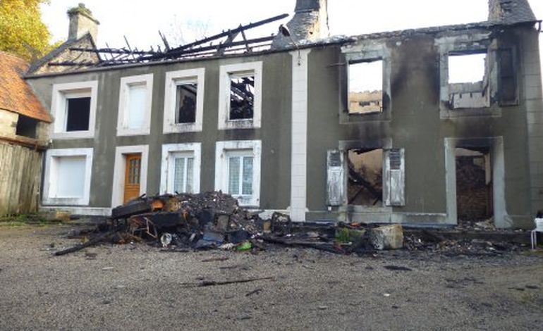 Une maison ravagée par un incendie à Gonneville