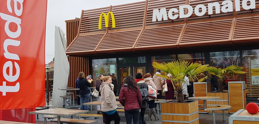 Condé-sur-Sarthe. McDonald's distribue les 500 premières places du Tendance Live avec Black M
