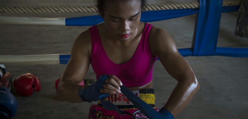 Nong Rose, boxeuse trans thaïe, rouge à lèvres et kicks d'acier