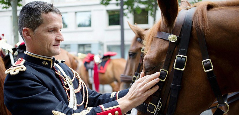 Macron va offrir au président chinois un cheval de la Garde républicaine