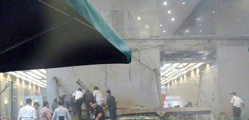 Effondrement spectaculaire d'un étage à la Bourse de Jakarta, 75 blessés