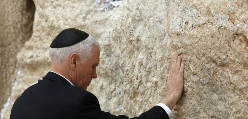 Pence se recueille au mur des Lamentations, les Palestiniens manifestent