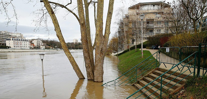 Inondations: pas de répit, la Seine de plus en plus haute à Paris