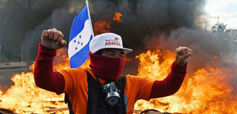 Honduras: prise de fonction de "JOH", l'opposition dans la rue