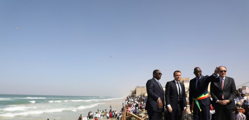 Macron à Saint-Louis du Sénégal promet l'aide de la France contre l'érosion