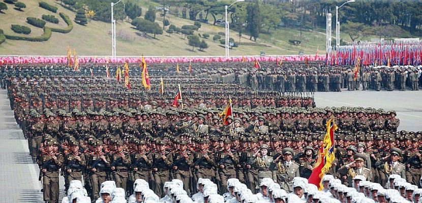 Pyongyang montre ses ICBM lors d'un défilé militaire à la veille des JO