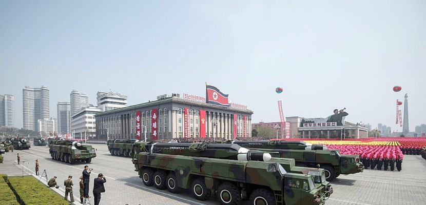 Pyongyang montre ses missiles lors d'un défilé militaire à la veille des JO