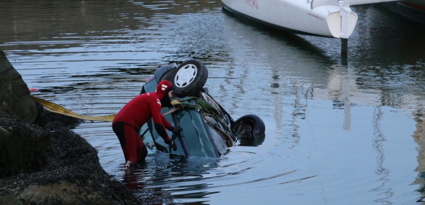 Cherbourg. Cherbourg : une voiture tombe dans le port avec un homme à bord