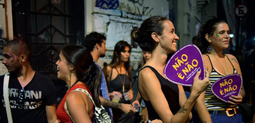 "Non c'est non": les femmes contre le harcèlement au carnaval de Rio