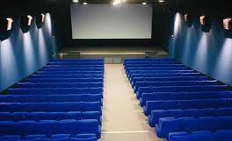 le matériel de projection numérique passe par le toit du cinéma à L'Aigle