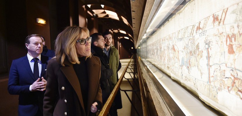 Caen. Brigitte Macron visite la tapisserie de Bayeux