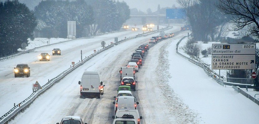 Neige: des milliers de personnes bloquées sur les routes dans le Sud