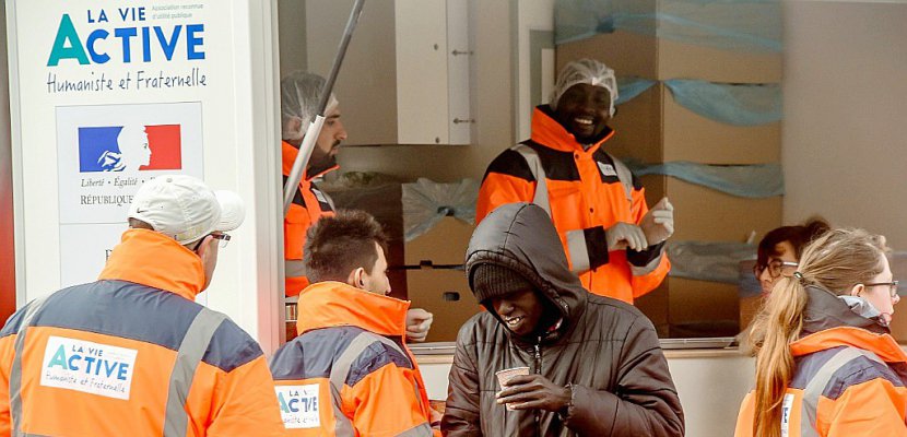 Calais: distributions de repas pour les migrants par l'Etat