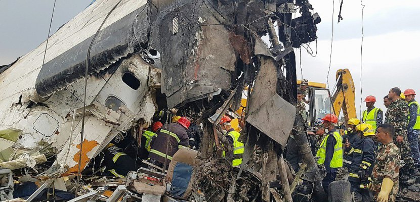 Crash d'un avion bangladais près de Katmandou: au moins 40 morts