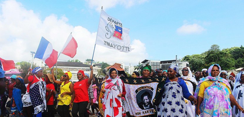 Mayotte: les barrages maintenus, la grève continue