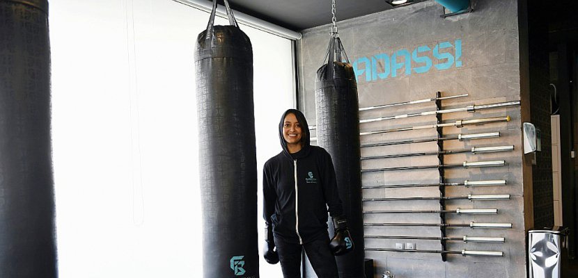 Une boxeuse saoudienne brise les tabous autour du sport féminin