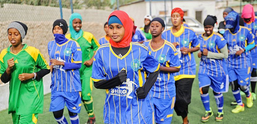 En Somalie, des femmes bravent tradition et religion sur le terrain de foot