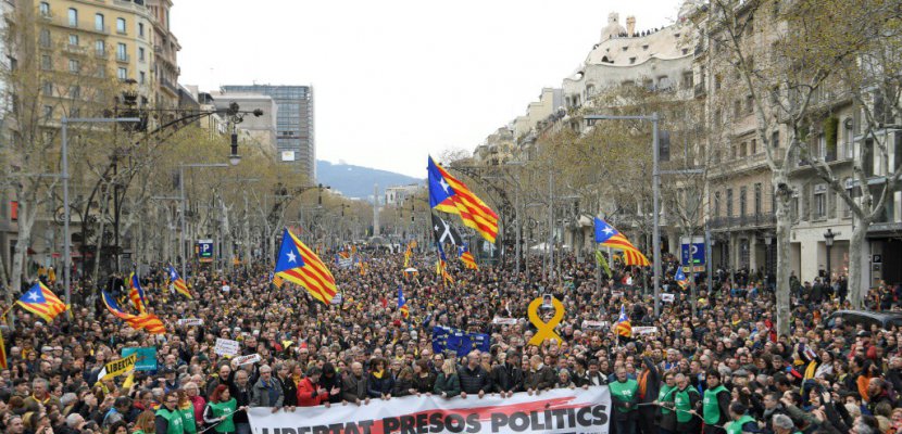Manifestation houleuse à Barcelone après l'arrestation de Puigdemont