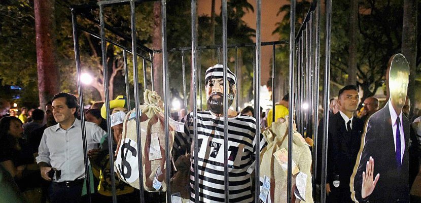 Brésil: la présidentielle s'éloigne pour Lula, bientôt incarcéré