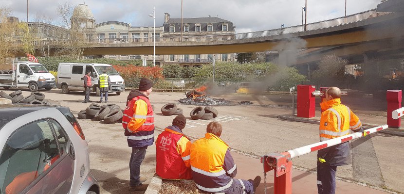 Rouen. Rouen : pneus brûlés et blocages, les agents du port en colère