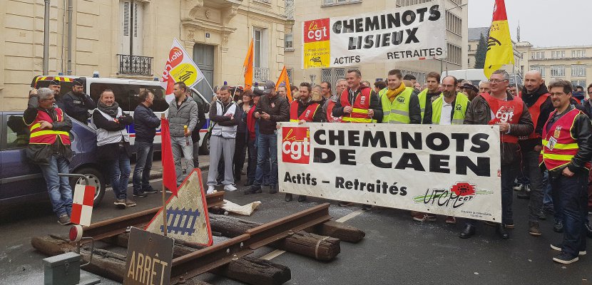 Caen. Caen : les cheminots se rassemblent devant la permanence d'un député LREM