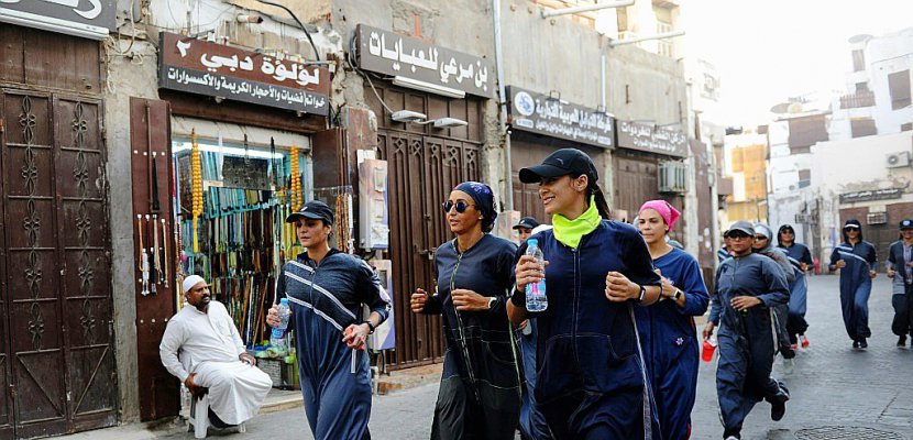Hier rebelle, l'abaya sportive séduit de plus en plus de Saoudiennes