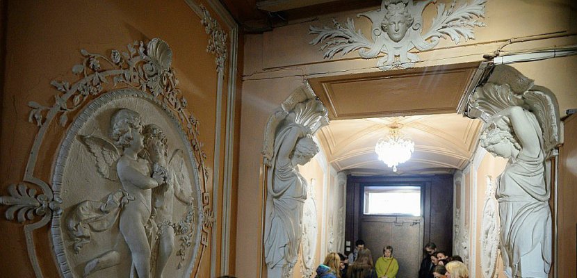 A Saint-Pétersbourg, les entrées d'immeuble d'époque font la joie des curieux