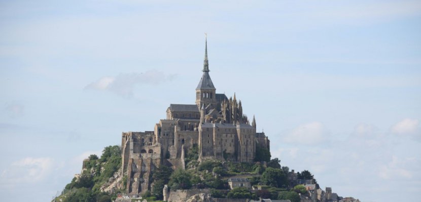 Le Mont-Saint-Michel évacué, un individu suspect recherché