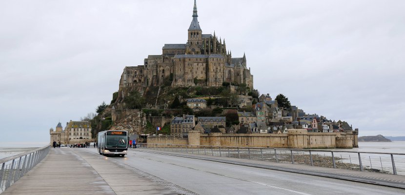 Le Mont-Saint-Michel. Le Mont-Saint-Michel évacué : le site rouvre, le suspect toujours recherché