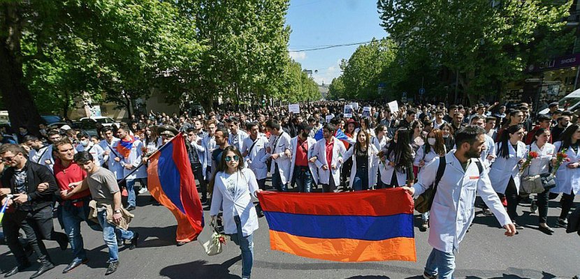 Arménie: la contestation ne faiblit pas malgré l'interpellation du principal opposant