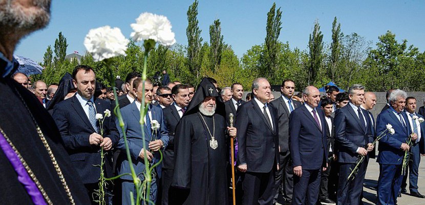 Arménie: la commémoration du génocide offre un répit dans la crise politique