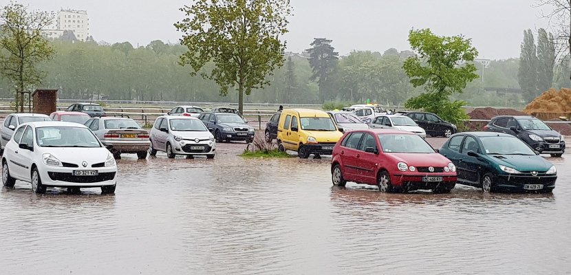 Caen. [Photos] Inondations à Caen : voitures en péril sur le parking de la prairie