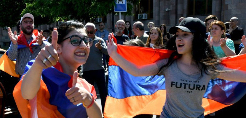 Arménie: des milliers de manifestants pro-Pachinian paralysent Erevan