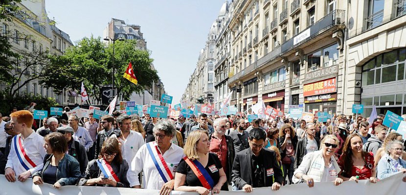 Plusieurs dizaines de milliers de manifestants font "la fête à Macron" dans une ambiance festive