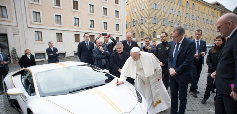 La Lamborghini du pape François adjugée 715.000 euros à Monaco