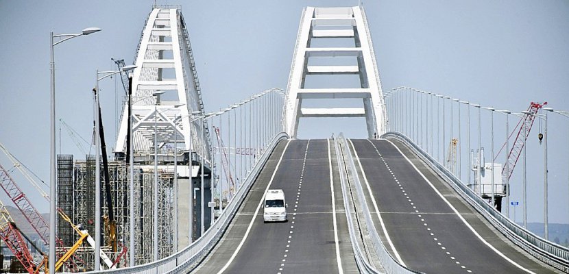 Poutine traverse le nouveau pont reliant la Russie à la Crimée