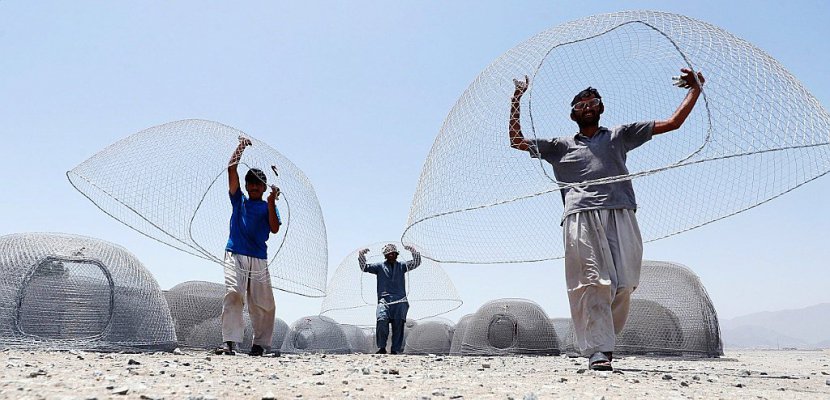 Aux Émirats, des Afghans tissent des nasses de pêche pour la vie