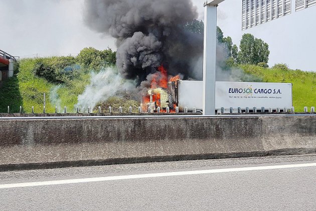 Alençon. A28 : un poids lourd en feu dans l'Orne, trois pompiers blessés