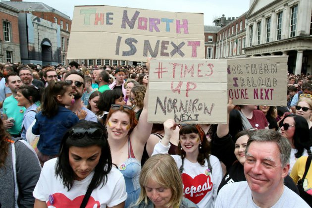 Oui irlandais à l'IVG: un désaveu pour l'Eglise, un catalyseur pour Belfast